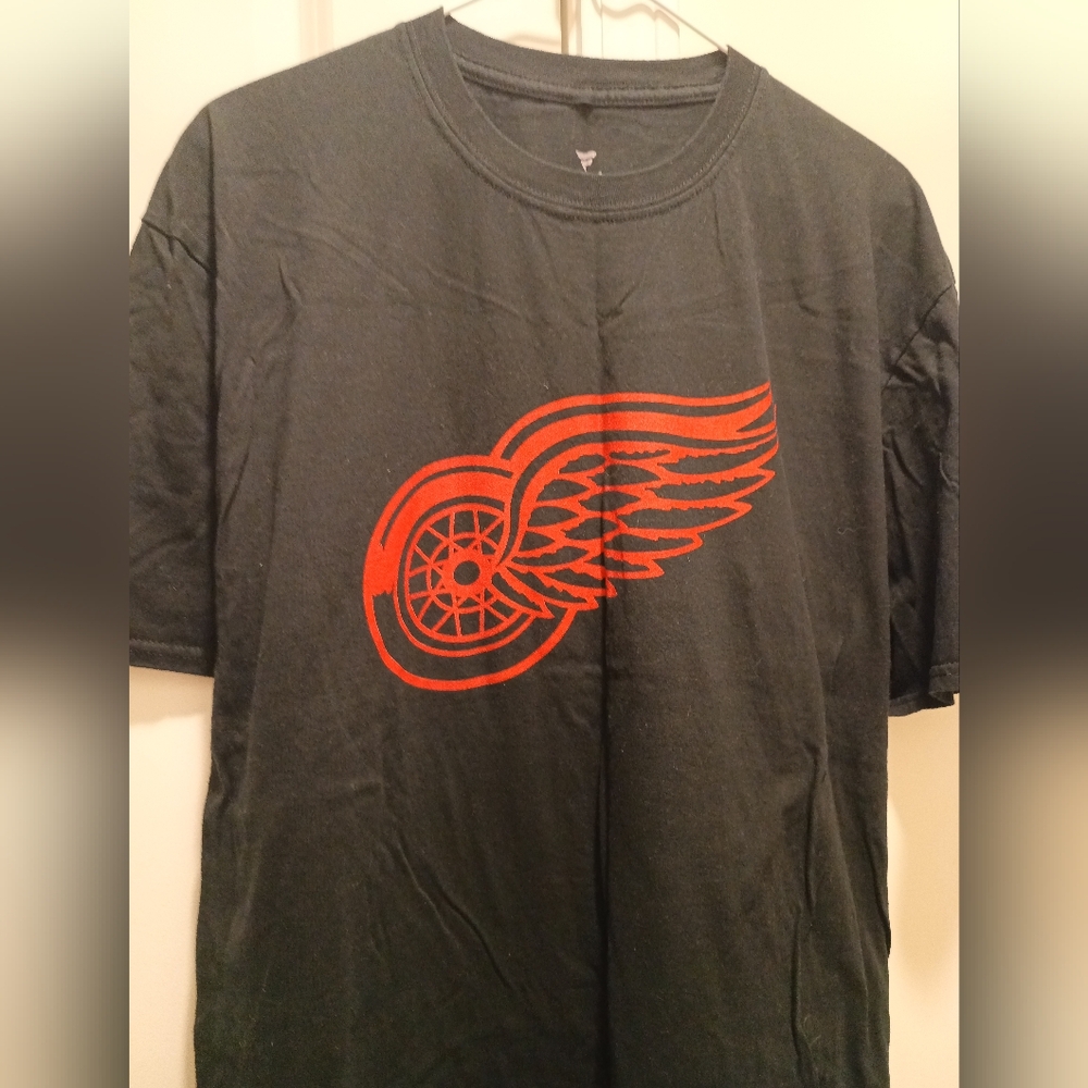 Fanatics Detroit Red Wing Wheel Graphic Logo Black Tee